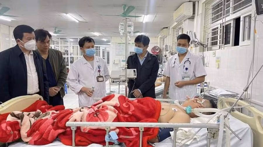 Thiếu tá Quách Văn Trường được đưa đến bệnh viện.