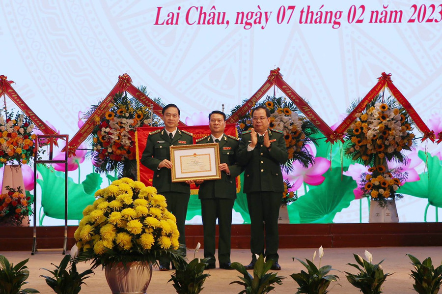 Thiếu tướng Phùng Quốc Tuấn (bên phải) tặng Bằng khen của Bộ trưởng Bộ Quốc phòng cho Bộ đội Biên phòng tỉnh Lai Châu Thiếu tướng Phùng Quốc Tuấn (bên phải) tặng Bằng khen của Bộ trưởng Bộ Quốc phòng cho Bộ đội Biên phòng tỉnh Lai Châu