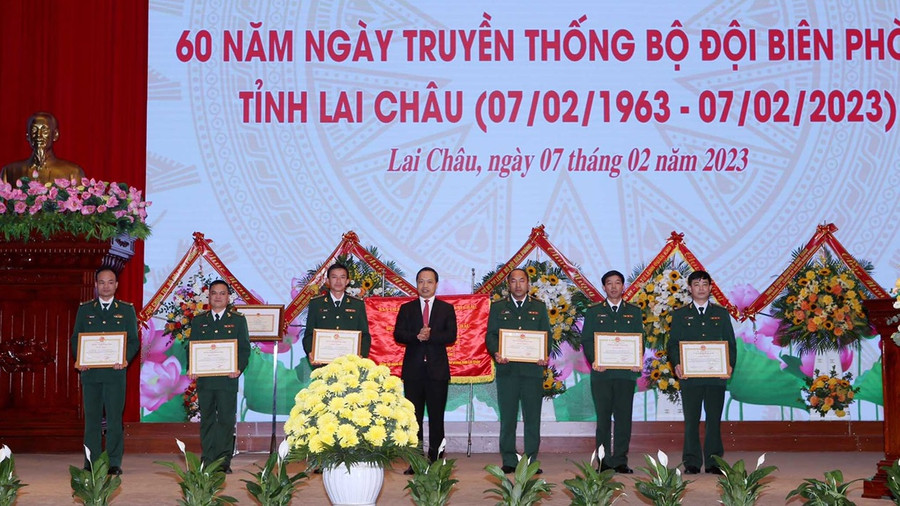 Ông Trần Tiến Dũng (đứng giữa) trao tặng Bằng khen của UBND tỉnh Lai Châu cho cán bộ, chiến sĩ BĐBP tỉnh Lai Châu. Ông Trần Tiến Dũng (đứng giữa) trao tặng Bằng khen của UBND tỉnh Lai Châu cho cán bộ, chiến sĩ BĐBP tỉnh Lai Châu.