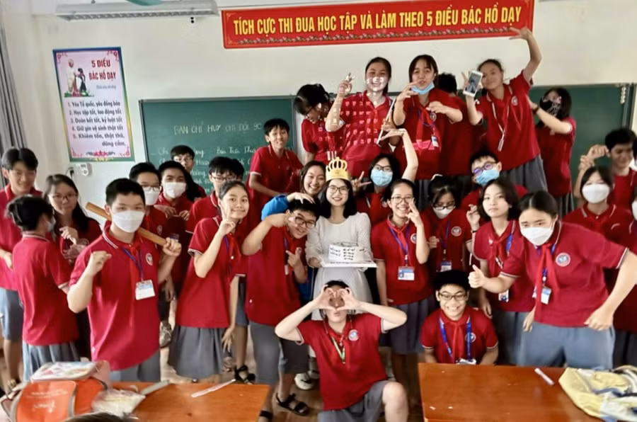 Cô Ngọc (áo trắng) được học sinh tổ chức sinh nhật trên lớp.