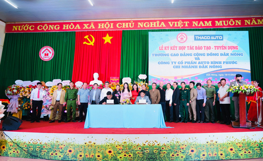 Nhà trường ký kết hợp tác với doanh nghiệp. Nhà trường ký kết hợp tác với doanh nghiệp.