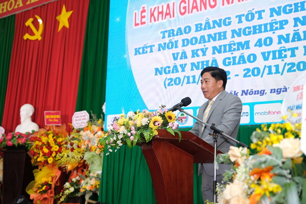 Ths Nguyễn Hữu Lành, Hiệu trưởng Trường Cao đẳng Cộng đồng Đắk Nông phát biểu tại buổi lễ. Ths Nguyễn Hữu Lành, Hiệu trưởng Trường Cao đẳng Cộng đồng Đắk Nông phát biểu tại buổi lễ.