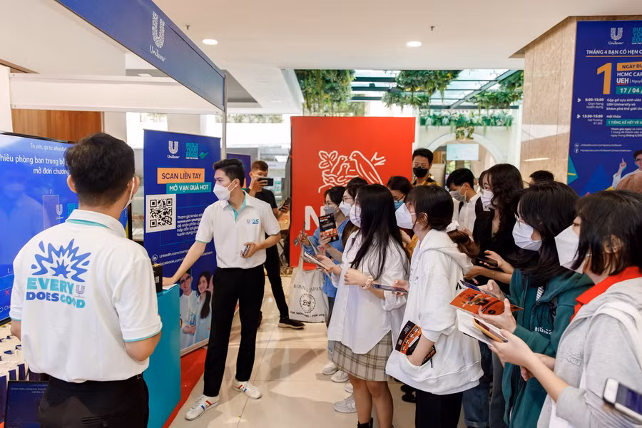 Sinh viên tìm hiểu cơ hội việc làm tại ngày hội thực tập việc làm năm 2022.