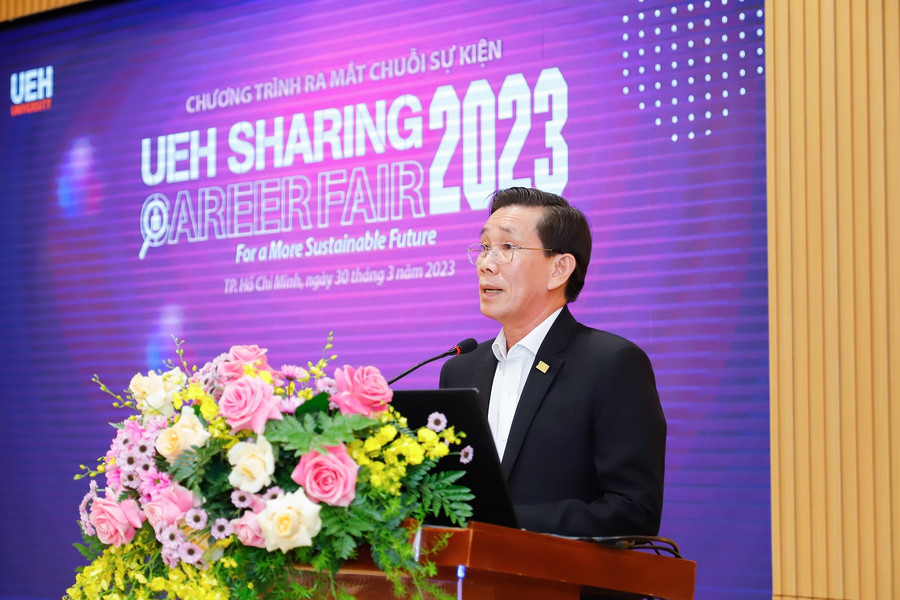 GS.TS Sử Đình Thành - Hiệu trưởng UEH phát biểu tại buổi lễ khởi động UEH SHARING - CAREER FAIR 2023.