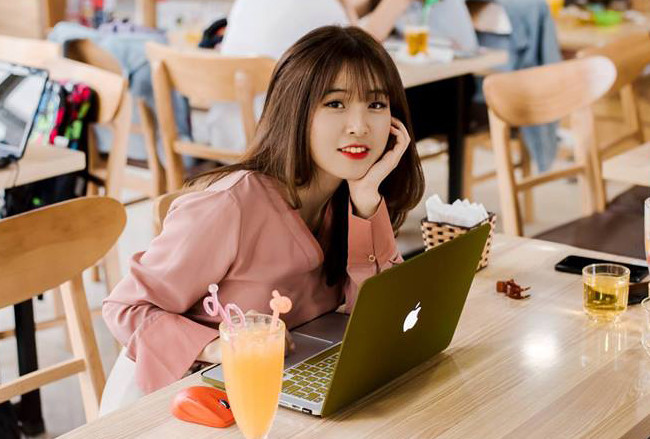 Cô giáo tiểu học cực xinh vừa là người mẫu ảnh, được học sinh yêu mến ảnh 3 Co giao tieu hoc la nguoi mau anh, duoc hoc sinh yeu men hinh anh 3