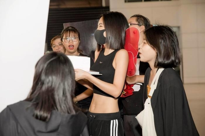 Diện style thể thao, ca sĩ Bích Phương bị chê tơi tả vì lí do này ảnh 3 Diện style thể thao, ca sĩ Bích Phương bị chê tơi tả vì lí do này ảnh 3