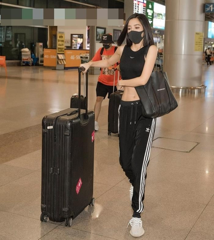 Diện style thể thao, ca sĩ Bích Phương bị chê tơi tả vì lí do này ảnh 4 Diện style thể thao, ca sĩ Bích Phương bị chê tơi tả vì lí do này ảnh 4