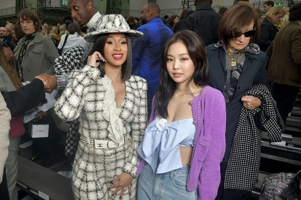 "Mặc nhầm đồ" khi dự Paris Fashion Week 2019, Jennie BlackPink nhận mưa lời chê ảnh 3 "Mặc nhầm đồ" khi dự Paris Fashion Week 2019, Jennie BlackPink nhận mưa lời chê ảnh 3