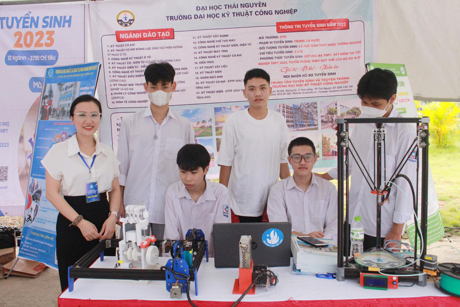 Học sinh trên địa bàn tỉnh Thái Nguyên trải nghiệm không gian STEM và tìm hiểu thông tin tuyển sinh trường Đại học Kỹ thuật Công nghiệp (ĐH Thái Nguyên).
