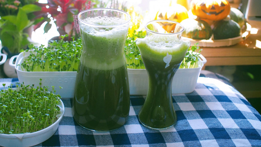 Nước ép mầm cải kale, táo xanh.