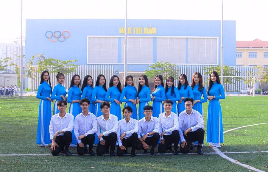 Sinh viên Trường ĐH Ngân hàng TPHCM tham gia chụp ảnh kỉ yếu với Khoa