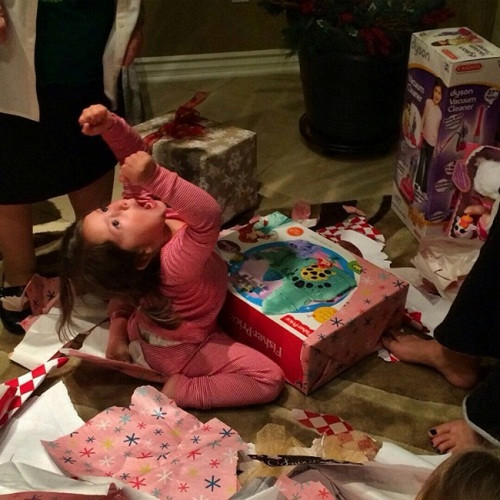 Cảm xúc của bé khi nhận được món quà yêu thích. Cảm xúc của bé khi nhận được món quà yêu thích.