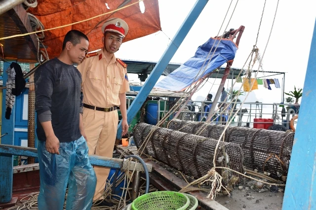 Cảnh sát đường thủy kiểm tra và phát hiện các tàu khai thác hải sản bằng phương pháp tận diệt, Anh: CTTĐT
