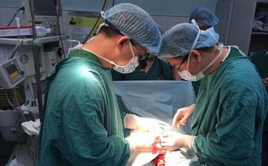 Nam thanh niên bị bạn đá gãy cậu nhỏ trên sân cỏ - Ảnh 2. Nam thanh niên bị bạn đá gãy cậu nhỏ trên sân cỏ - Ảnh 2.