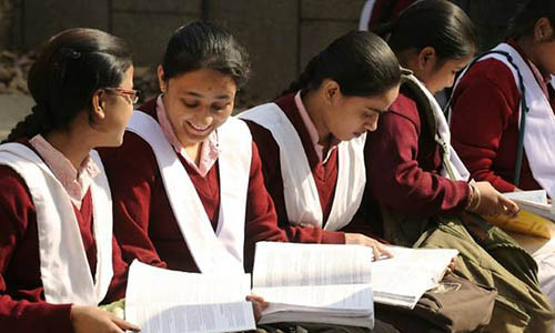 Học sinh trung học Ấn Độ ngồi ôn lại bài trước kỳ thi tốt nghiệp. Ảnh: AFP.