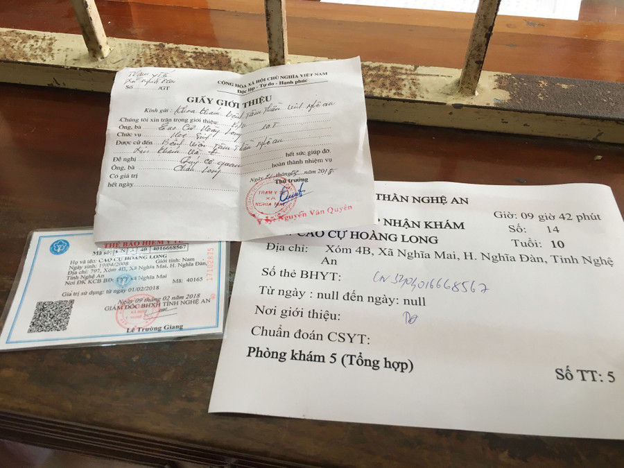 Trước đây, chỉ cần giấy giới thiệu của trạm y tế hoặc UBND xã cùng thẻ bảo hiểm y tế là đủ thủ tục