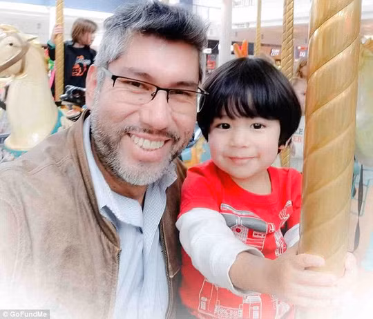 Bệnh lạ khiến xương bé trai từ từ biến mất - Ảnh 3.