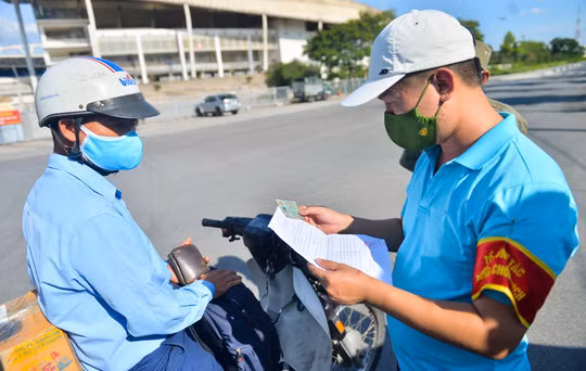 Lực lượng chức năng thực hiện nghiêm việc kiểm tra sử dụng giấy đi đường trong thời gian giãn cách xã hội.