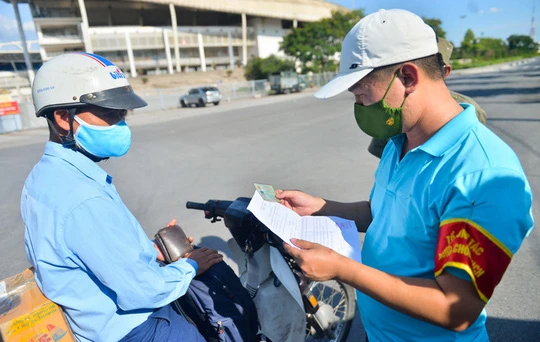 Lực lượng chức năng thực hiện nghiêm việc kiểm tra sử dụng giấy đi đường trong thời gian giãn cách xã hội.