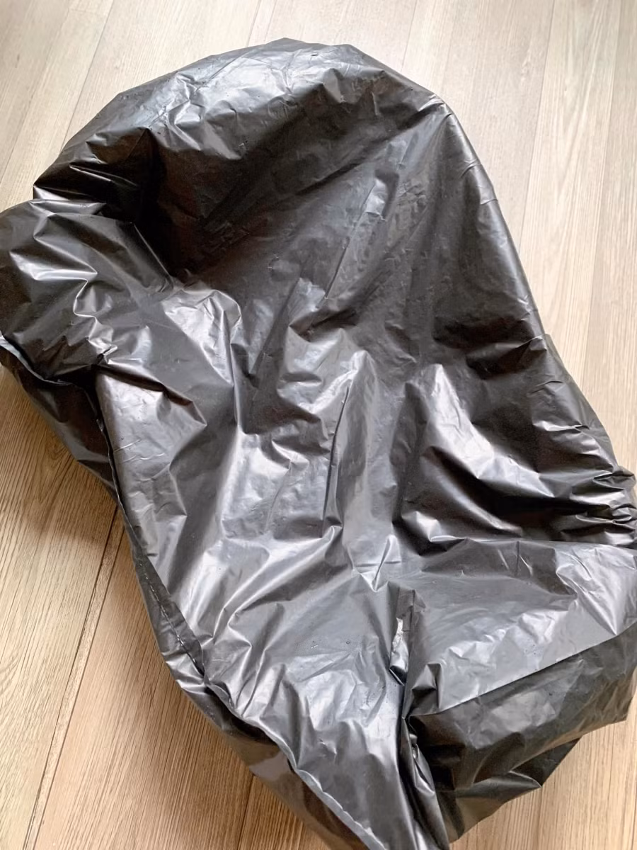 Bọc túi bóng đen lại vì giá không ưa sáng, khi bị chiếu sáng làm giá sẽ tím hoặc xanh, ăn có vị đắng.