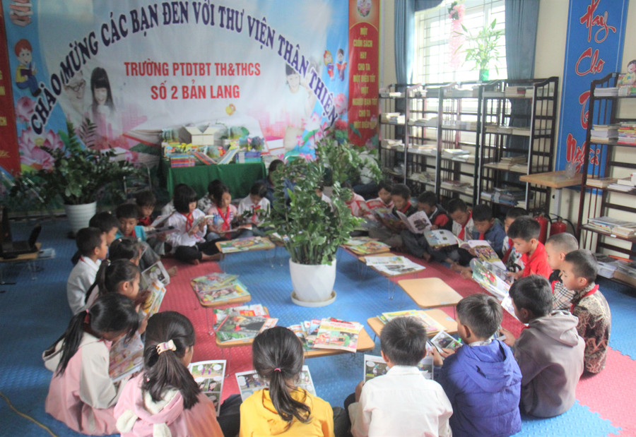 Tiết đọc tại phòng thư viện của học sinh Trường PTDTBT TH&amp;THCS số 2 Bản Lang (Phong Thổ).