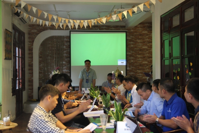 Đại diện BTC và các đội tại lễ bốc thăm Đại diện BTC và các đội tại lễ bốc thăm