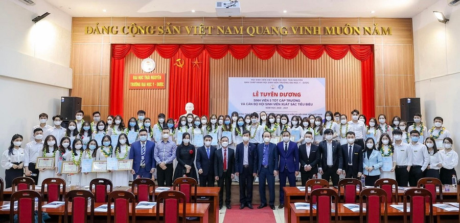 Trường Đại học Y - Dược tuyên dương sinh viên 5 tốt cấp trường năm học 2020 - 2021.