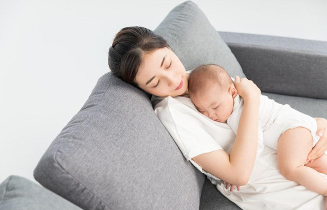 Cho con 3 tháng tuổi ngủ cùng giường, cặp vợ chồng ân hận suốt đời chỉ vì hành động này
