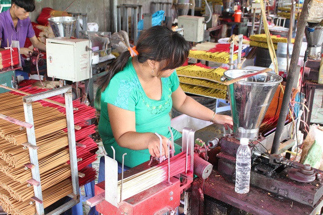 Làng nghề làm hương gần 100 tuổi hối hả đón Tết ảnh 4 Chú thích ảnh