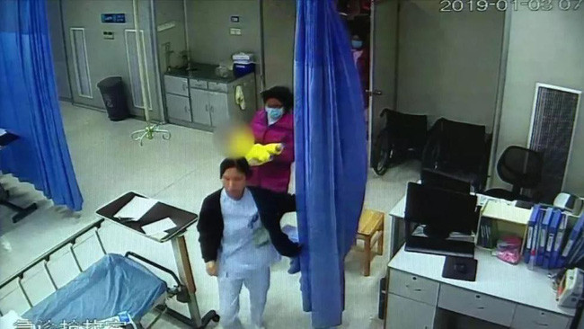 Cho con 3 tháng tuổi ngủ cùng giường, cặp vợ chồng ân hận suốt đời chỉ vì hành động quá sai nhiều người vẫn làm - Ảnh 1. Cho con 3 tháng tuổi ngủ cùng giường, cặp vợ chồng ân hận suốt đời chỉ vì hành động quá sai nhiều người vẫn làm - Ảnh 1.