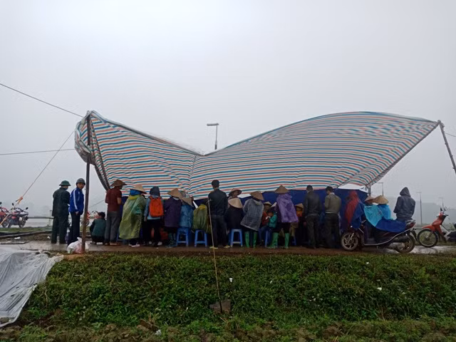 Trước đó, người dân tập trung nhau rất đông để chặn xe chở rác vào khu liên hợp xử lý chất thải Sóc Sơn.