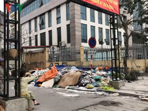 chặn xe vào bãi rác nam sơn: chính quyền đối thoại, dân chưa tin tưởng hình 2 chan xe vao bai rac nam son: chinh quyen doi thoai, dan chua tin tuong hinh 2