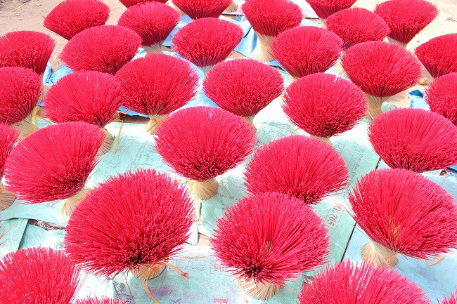 Làng nghề làm hương gần 100 tuổi hối hả đón Tết ảnh 2 Chú thích ảnh