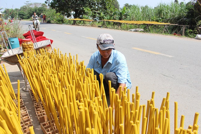 Làng nghề làm hương gần 100 tuổi hối hả đón Tết ảnh 3 Chú thích ảnh