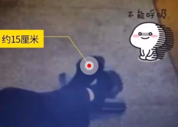 Người phụ nữ nằm bất động trên sàn nhà, miệng đầy máu khiến ai cũng hoảng sợ, sau khi biết nguyên nhân thật sự ai cũng ngã ngửa - Ảnh 2.