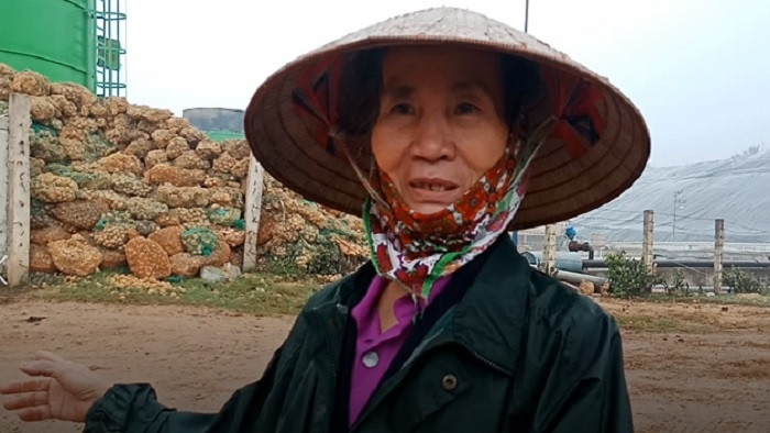 Bà Trần Thị Dung chia sẻ về việc đang phải sống khổ sở vì ô nhiễm từ bãi rác Nam Sơn. Bà Trần Thị Dung chia sẻ về việc đang phải sống khổ sở vì ô nhiễm từ bãi rác Nam Sơn.