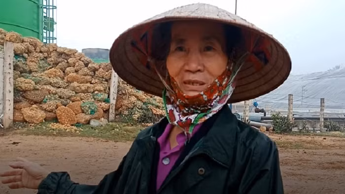 Bà Trần Thị Dung chia sẻ về việc đang phải sống khổ sở vì ô nhiễm từ bãi rác Nam Sơn.