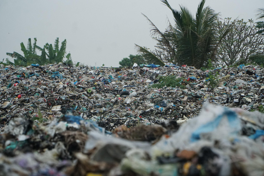 Rác thải chất đống mỗi ngày.