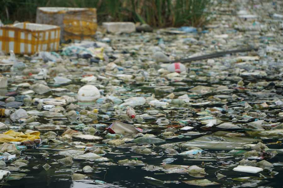 Tình trạng rác thải bốc mùi hôi thối gây ảnh hưởng đến đời sống bà con.