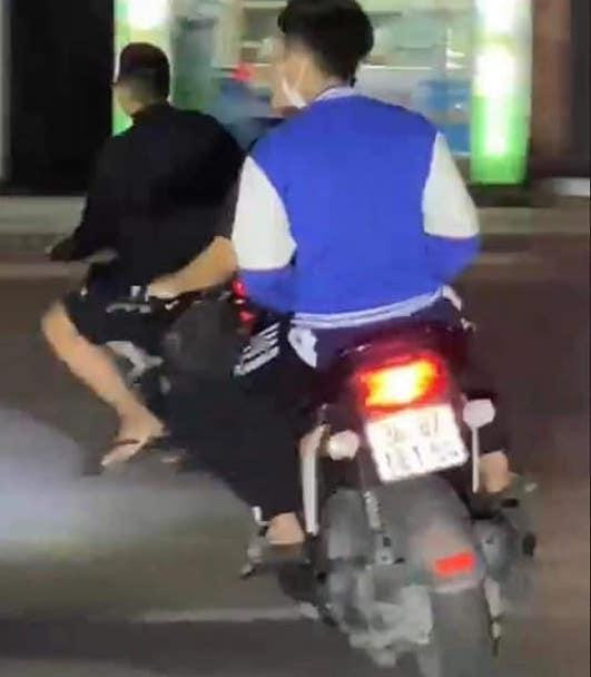 Các thanh niên tham gia giao thông không đội mũ bảo hiểm, lạng lách đánh võng, gây náo loạn đường phố. Các thanh niên tham gia giao thông không đội mũ bảo hiểm, lạng lách đánh võng, gây náo loạn đường phố.