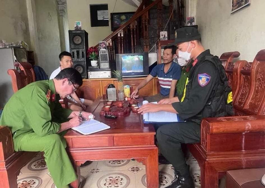 Lực lượng chức năng đến nhà triệu tập đối tượng. Lực lượng chức năng đến nhà triệu tập đối tượng.