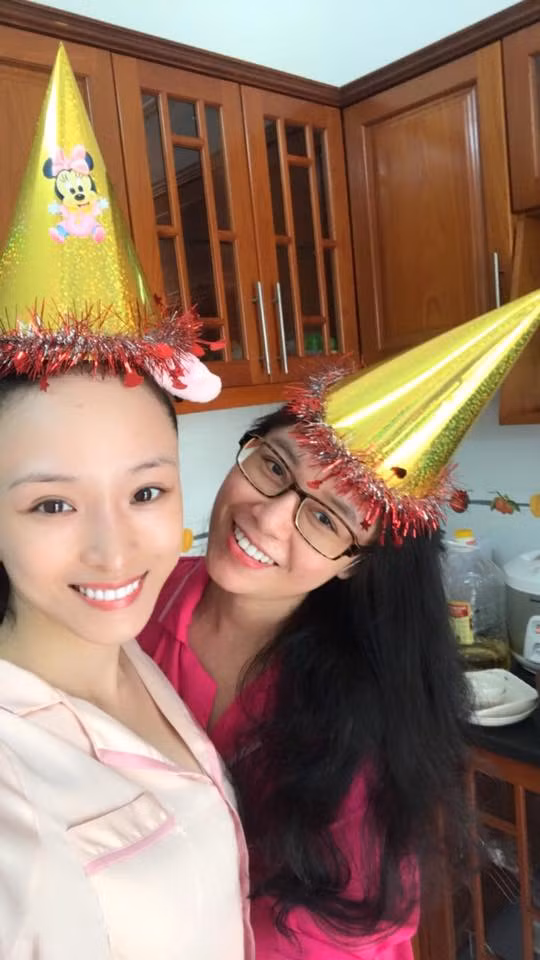 cuoc song cua hoa hau phuong nga sau hon 1 nam tai ngoai ra sao? hinh anh 4