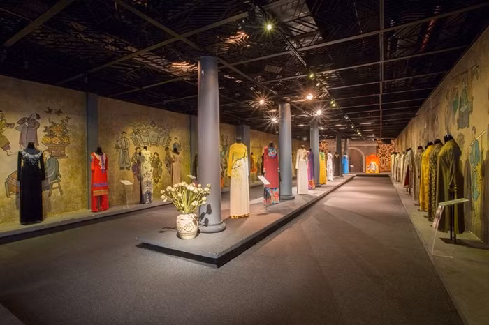 Không gian trưng bày áo dài