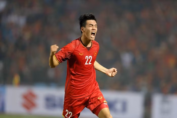 Văn Đức ăn mừng giống Ronaldo khi ghi bàn vào lưới Campuchia