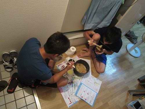 Từ bài phát biểu xót xa của thực tập sinh Nhật, nhìn lại cuộc sống một bộ phận du học sinh Việt: Đêm cặm cụi kiếm tiền, ngày lên lớp ngủ! - Ảnh 4. Từ bài phát biểu xót xa của thực tập sinh Nhật, nhìn lại cuộc sống một bộ phận du học sinh Việt: Đêm cặm cụi kiếm tiền, ngày lên lớp ngủ! - Ảnh 4.