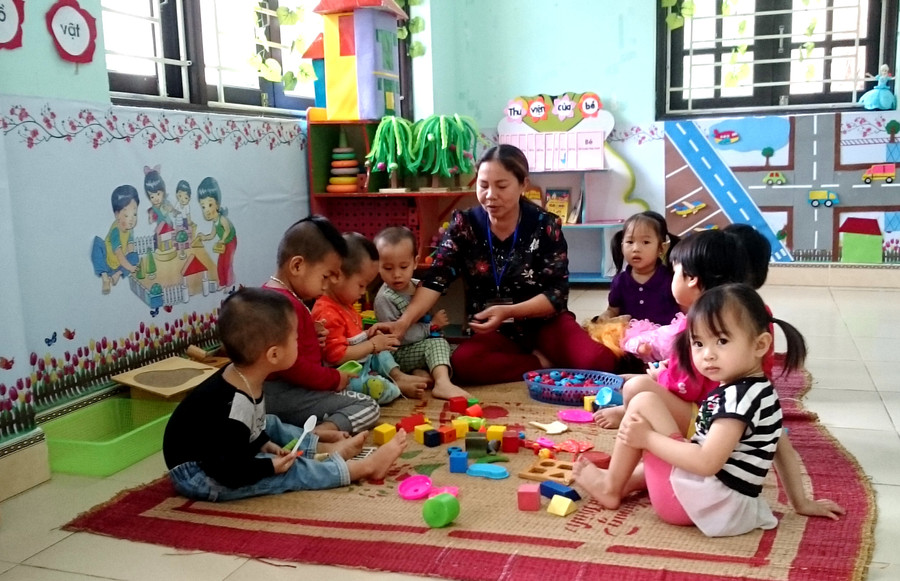 Cô Kiêu với học sinh Trường Mầm non xã Vạn Yên, Vân Đồn, Quảng Ninh Cô Kiêu với học sinh Trường Mầm non xã Vạn Yên, Vân Đồn, Quảng Ninh