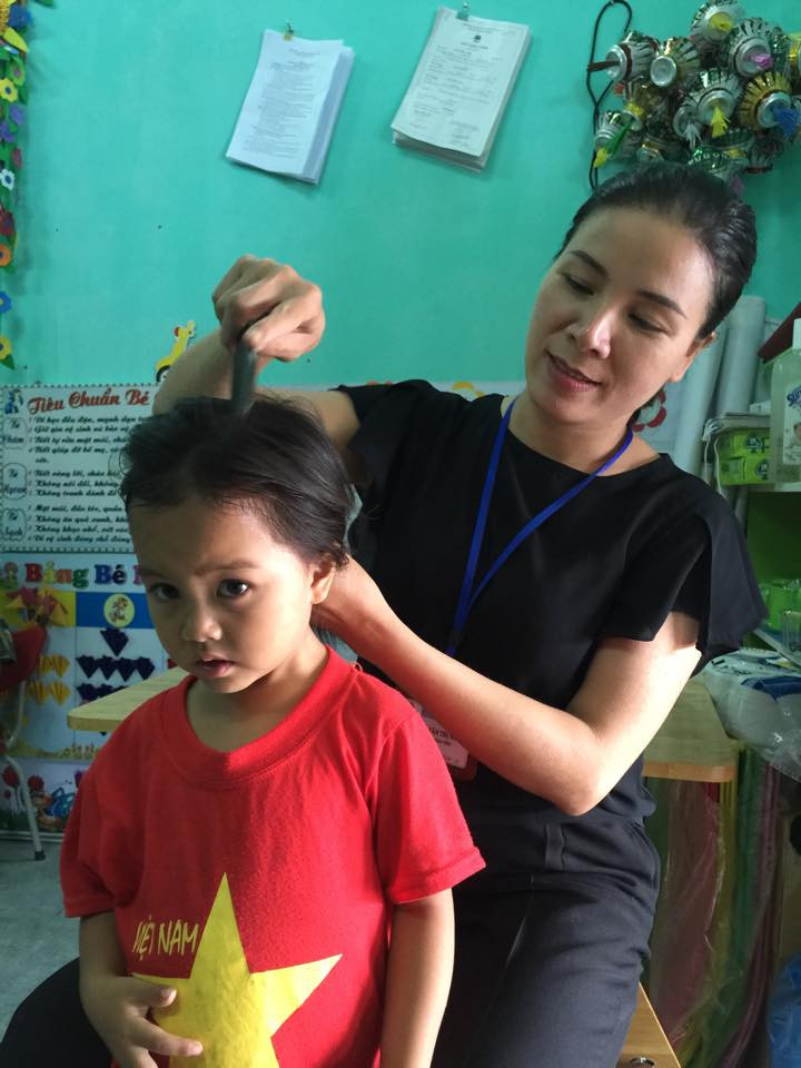 Cô giáo như mẹ hiền. Ảnh: Thanh Long Cô giáo như mẹ hiền. Ảnh: Thanh Long