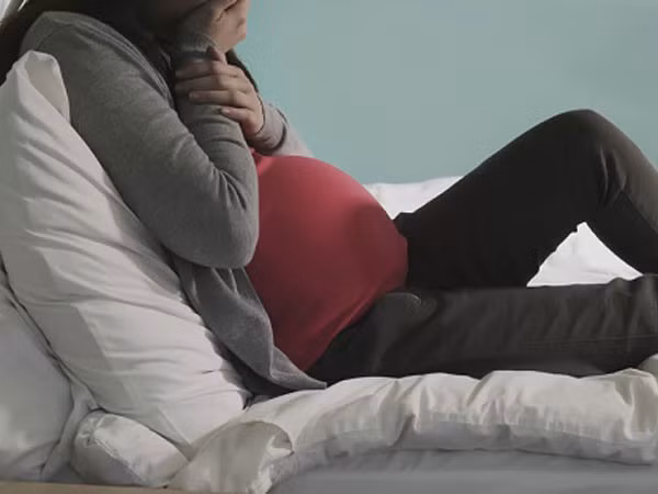 Trưa ấy về nhà, tôi không nuốt nổi miếng cơm xuống bụng. (Ảnh minh họa)