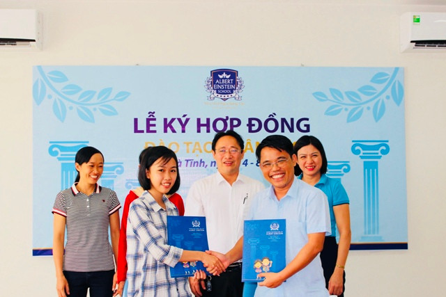Anh Nguyễn Viết Hùng, Chủ tịch HĐQT Trường liên cấp Albert Enstein ký hợp đồng đào tạo nghề với hai sinh viên sư phạm