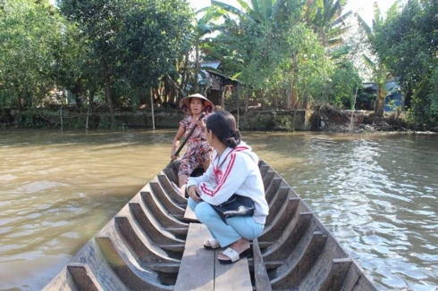 Học sinh đi học bằng đò “4 không”, phụ huynh và thầy cô nín thở nhìn 